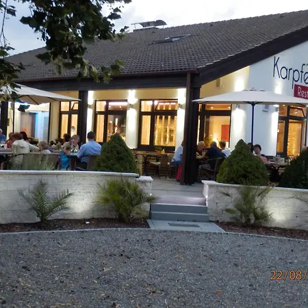 & Restaurant Karpfen ホテル